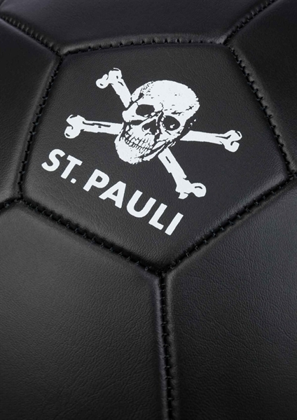 FC St. Pauli - Totenkopf, Ball
