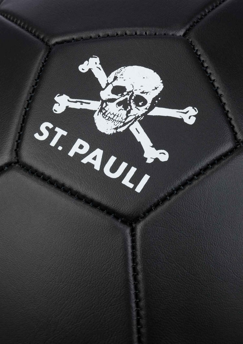 FC St. Pauli - Totenkopf, Ball